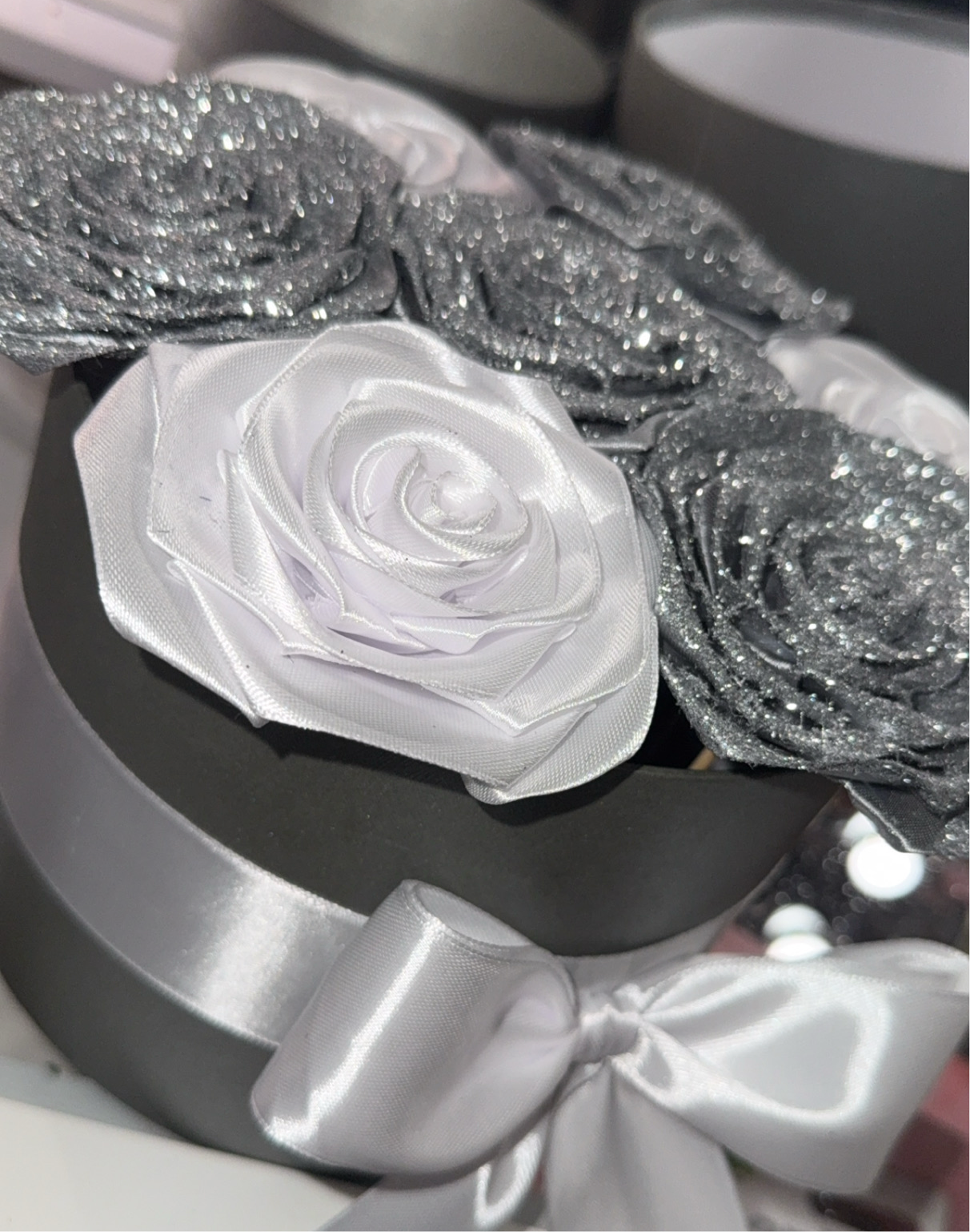 7 grey and white roses