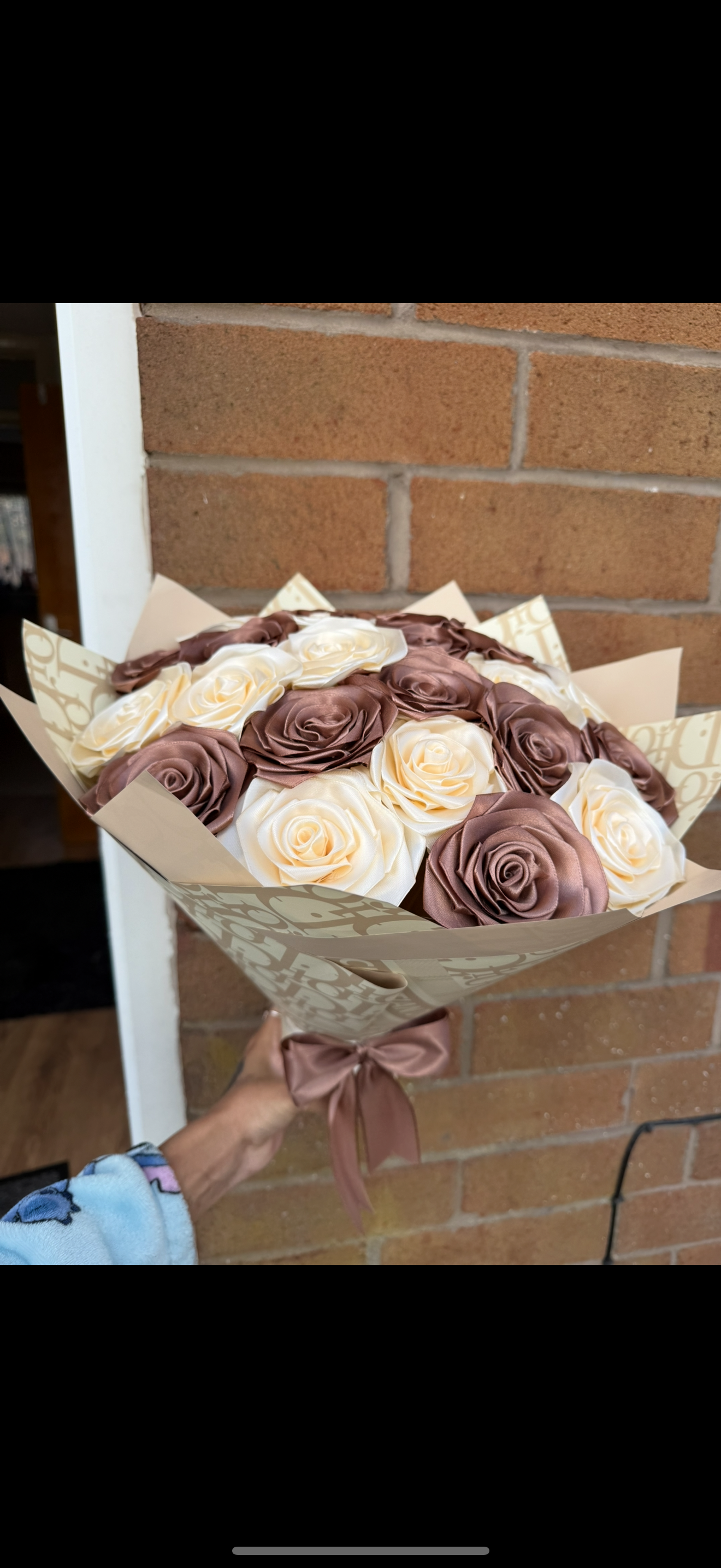 24 brown and beige roses with dior paper